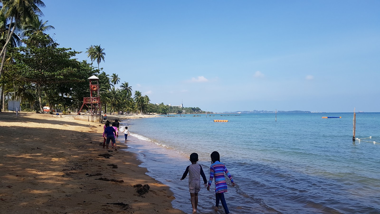 Photo de Nongsa Beach avec l'eau turquoise de surface