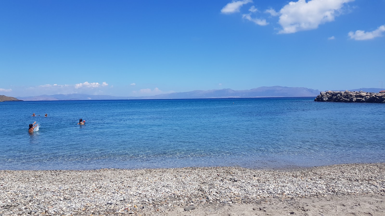Fotografija Agios Pelagia beach z prostorni večplastni zalivi