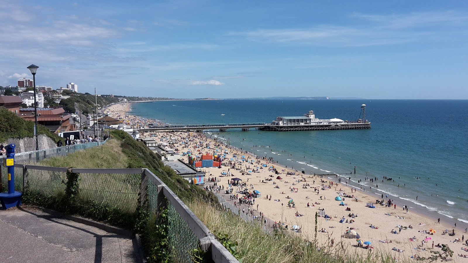 Photo of Bournemouth Beach with turquoise pure water surface