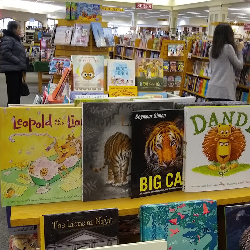 Book Store «Schuler Books & Music», reviews and photos, 1982 W Grand River Ave, Okemos, MI 48864, USA