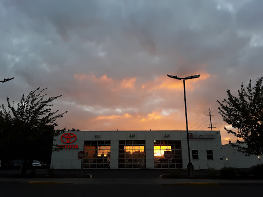 Toyota Dealer «Lithia Toyota of Springfield», reviews and photos, 163 S 9th St, Springfield, OR 97477, USA