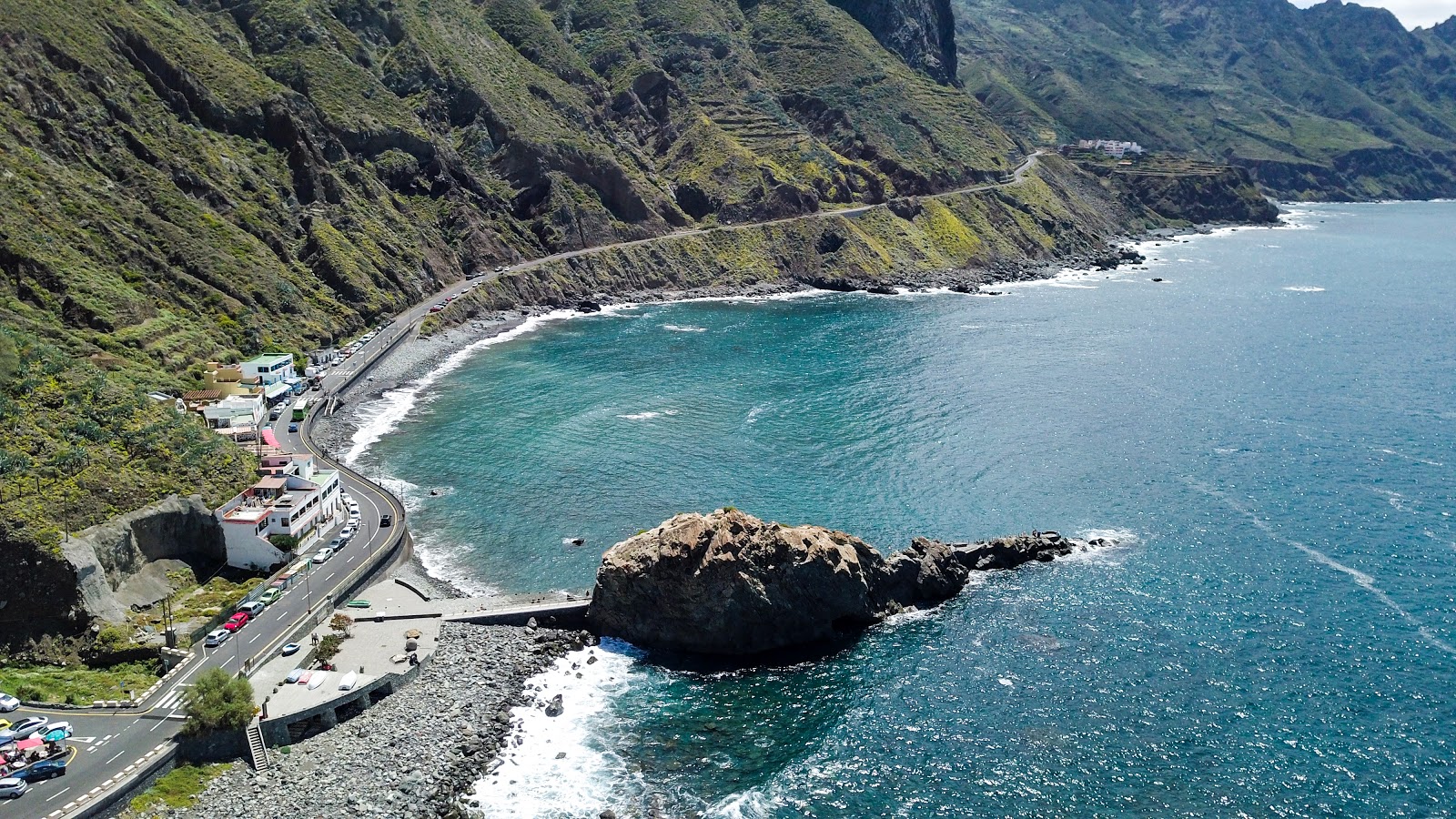 Foto de Roque de las Bodegas com areia cinza superfície