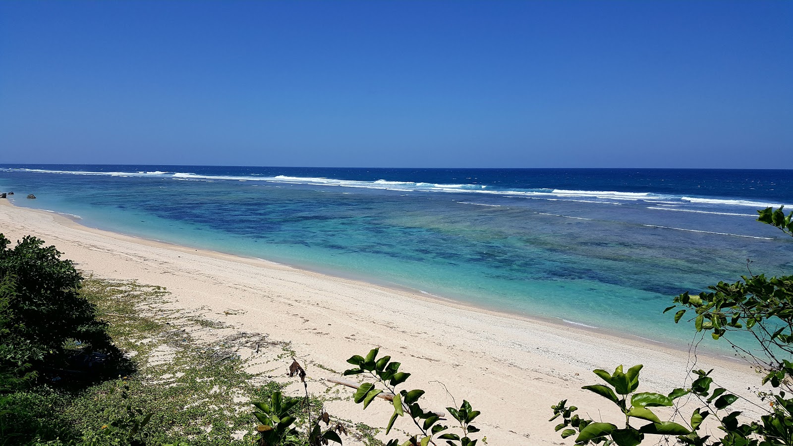 Foto av Timbis Beach med turkos rent vatten yta