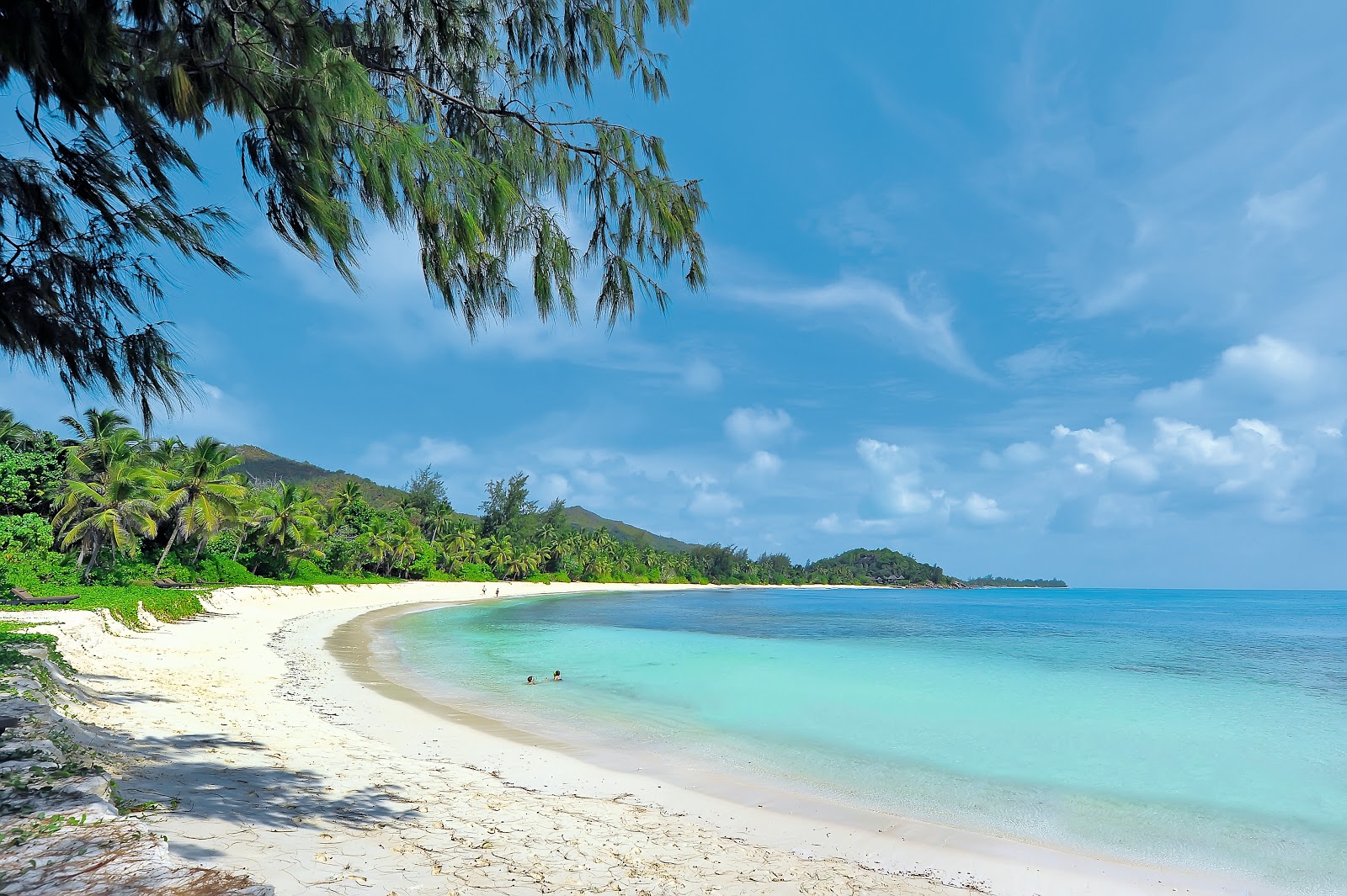Foto de Praia Anse Kerlan com uma linha costeira espaçosa