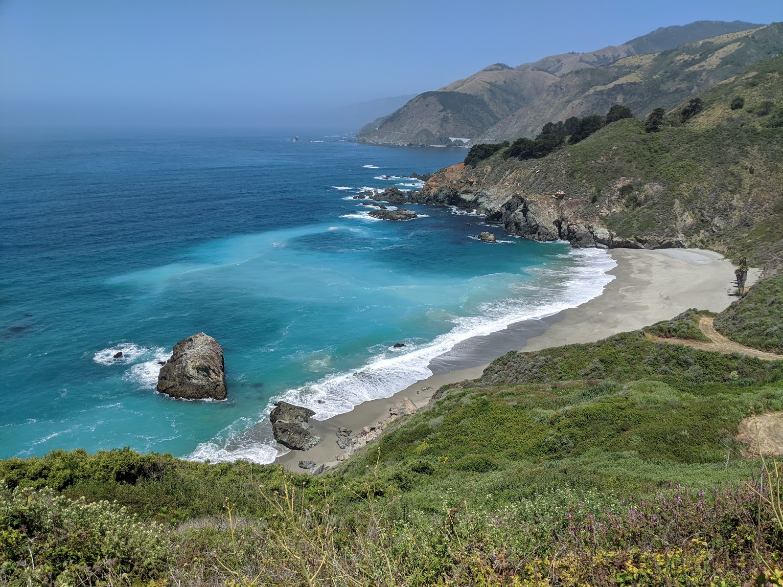 Foto di Gamboa Point Beach con una superficie del sabbia grigia