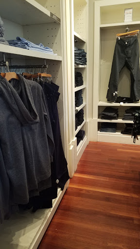 Clothing Store «Banana Republic», reviews and photos, 431 Central Ave, Cedarhurst, NY 11516, USA