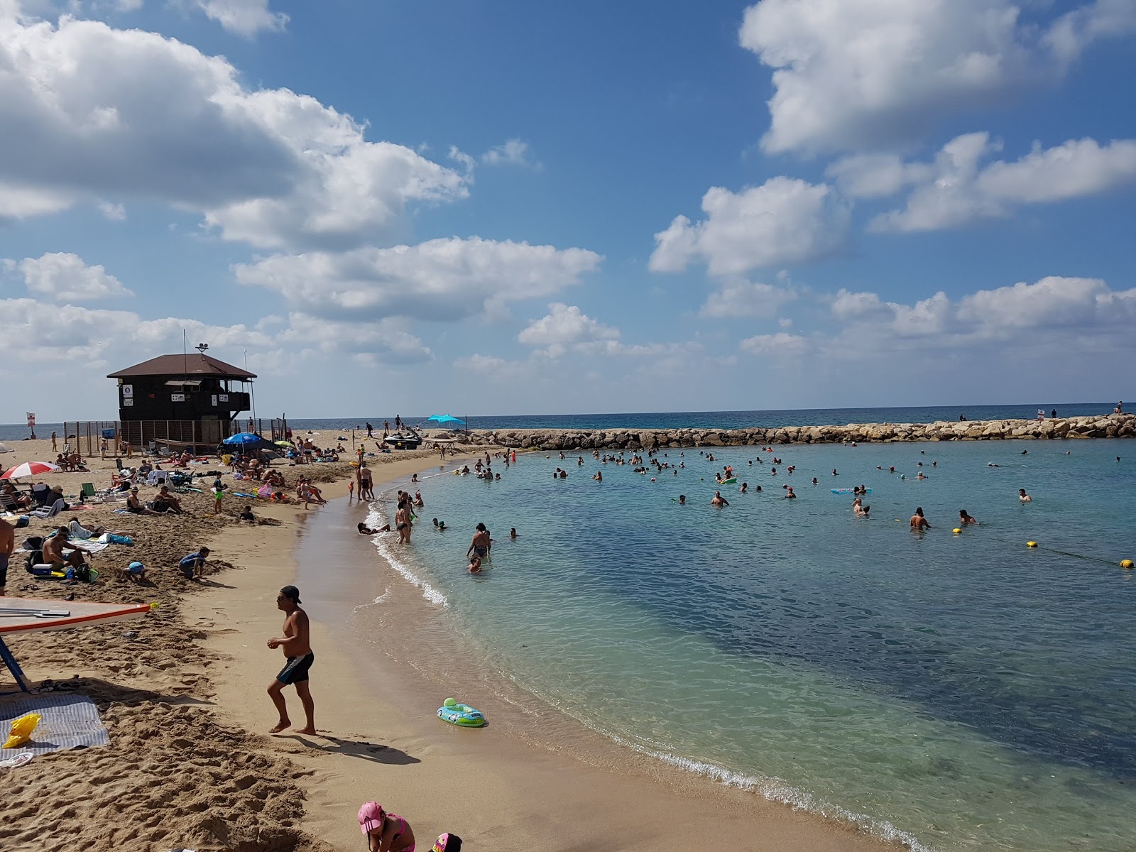 Foto de Bat Galim beach con arena brillante superficie