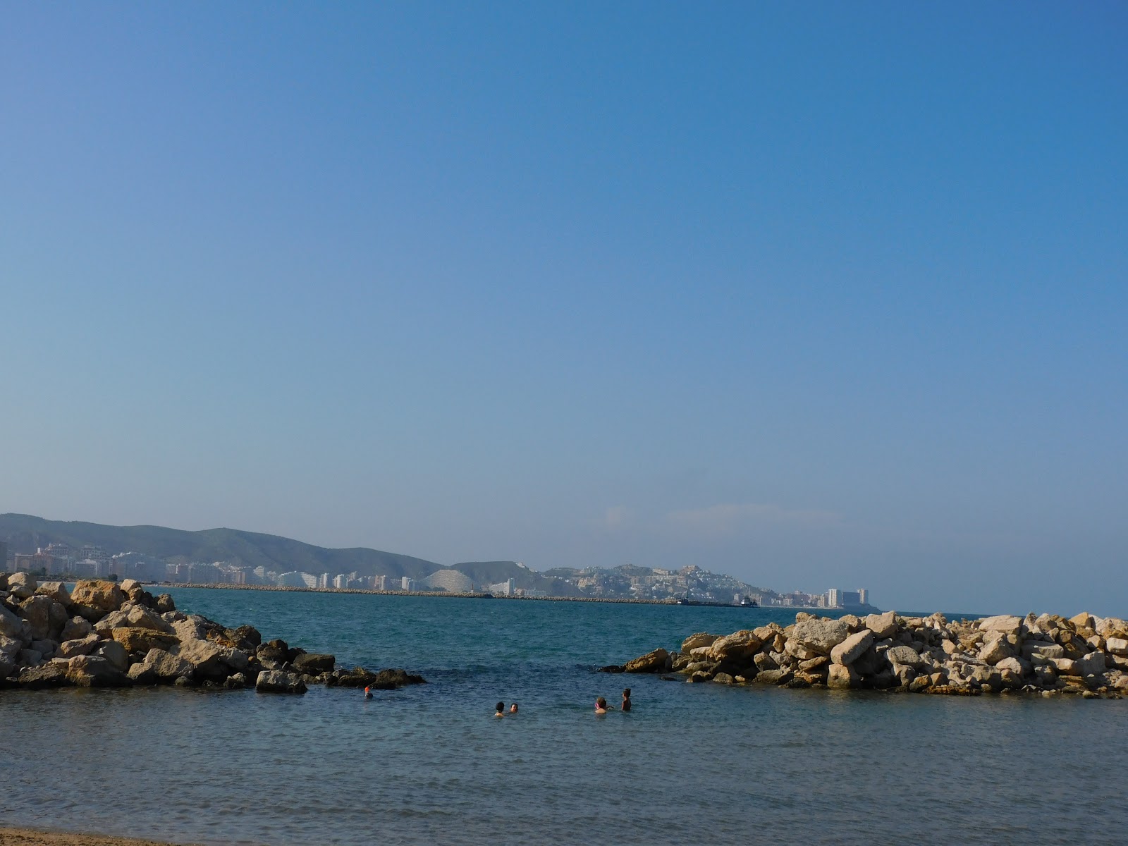 Foto av Platja Marenyet de l'Illa med grönt vatten yta