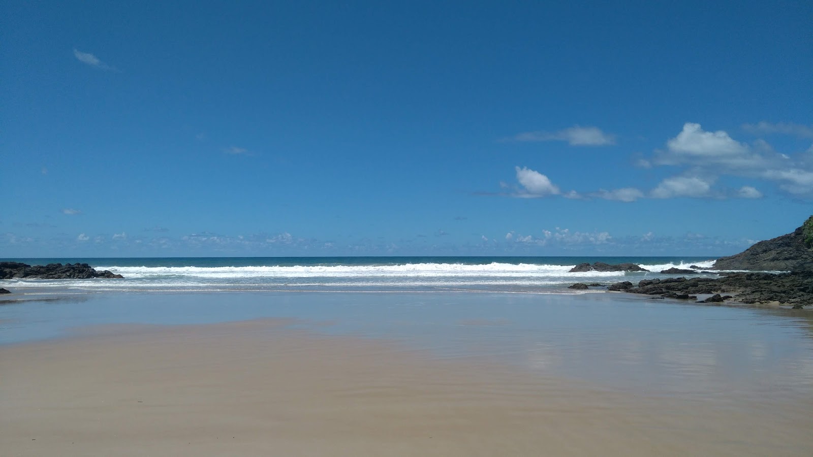 Foto af Praia da Camboinha bakket op af klipperne