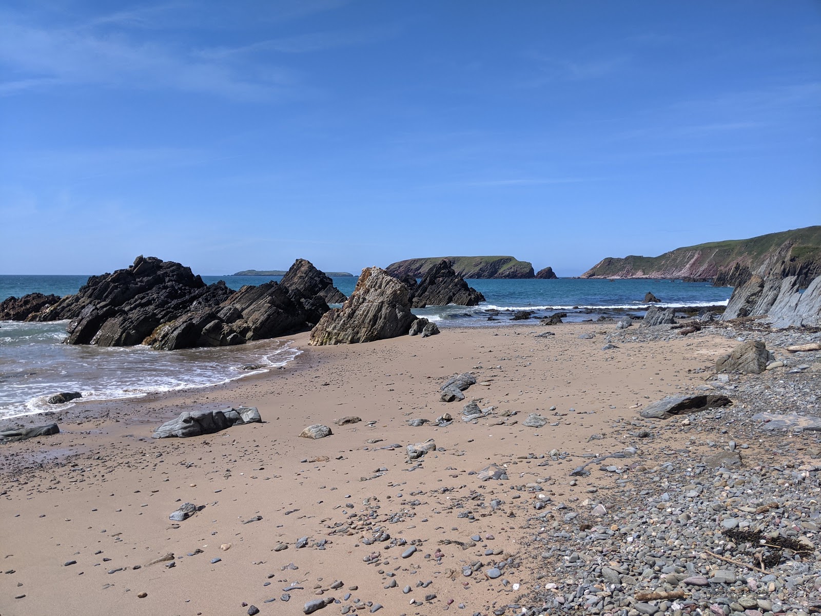 Photo de Marloes Sands entouré de montagnes