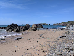 Photo de Marloes Sands entouré de montagnes