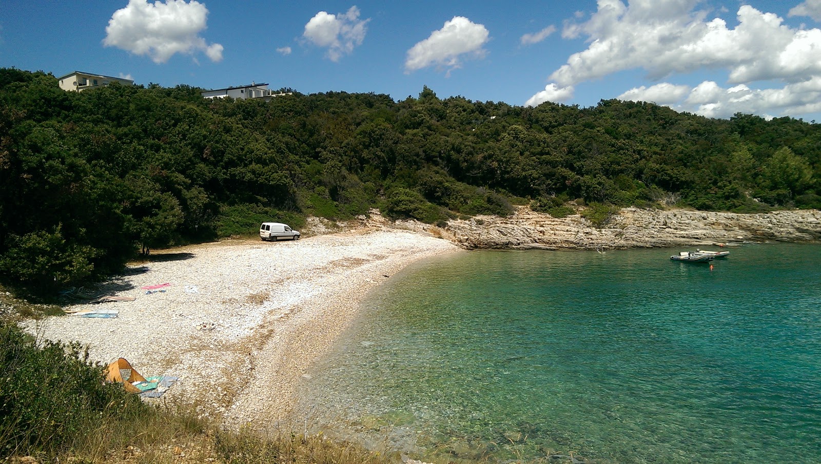 Foto von Jalinica beach mit türkisfarbenes wasser Oberfläche