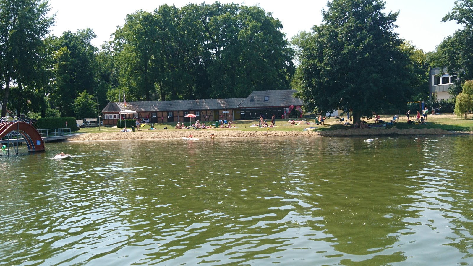 Foto de Freibad Kalkwerder Strand área de complejo turístico de playa