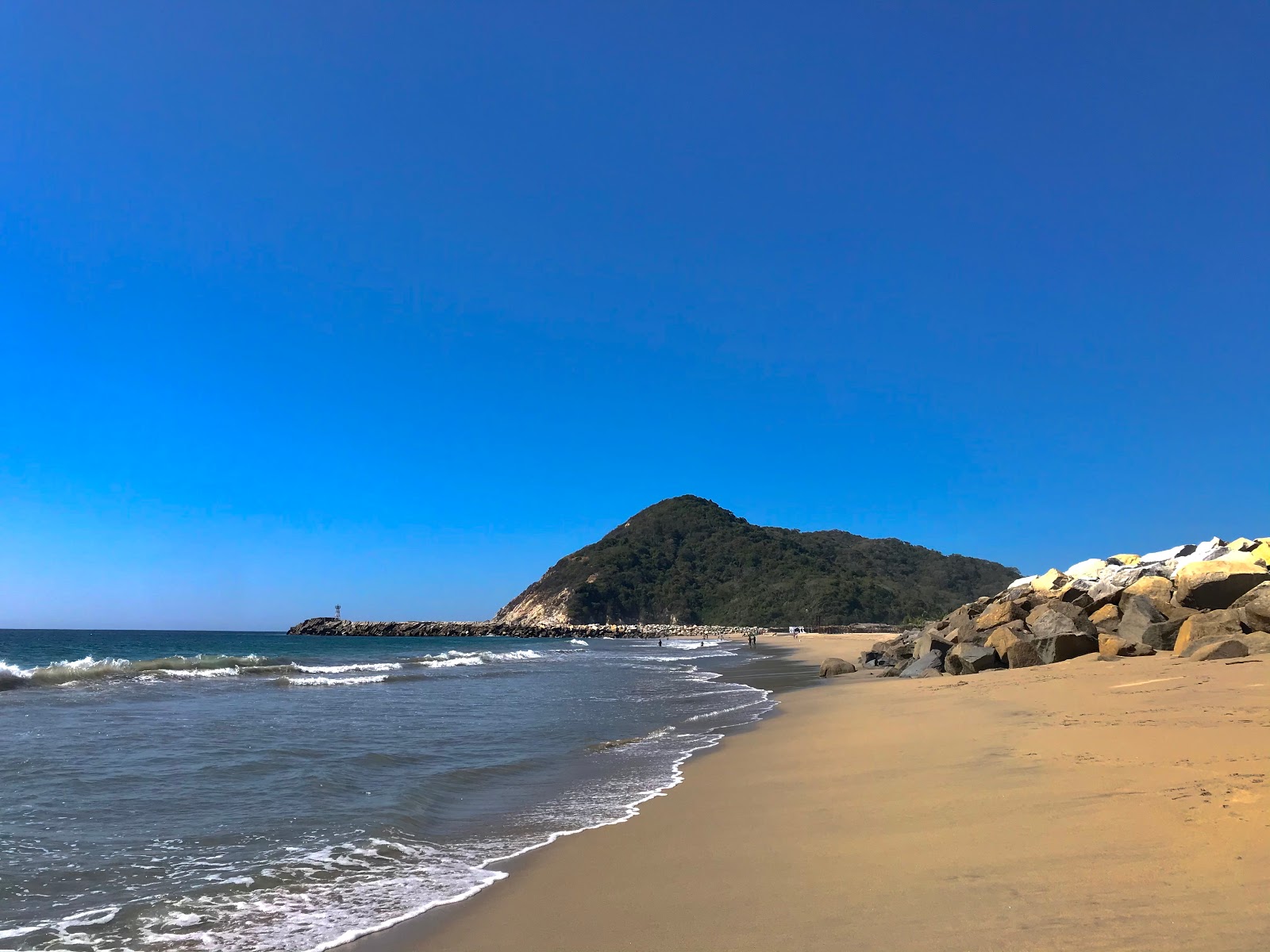 Zdjęcie Playa Cerro Hermoso z powierzchnią drobny beżowy piasek