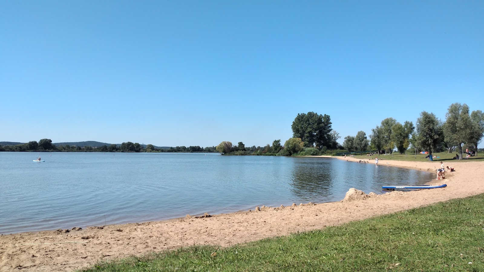 Seeufer Muhr am See'in fotoğrafı geniş bir kıyı şeridi ile birlikte