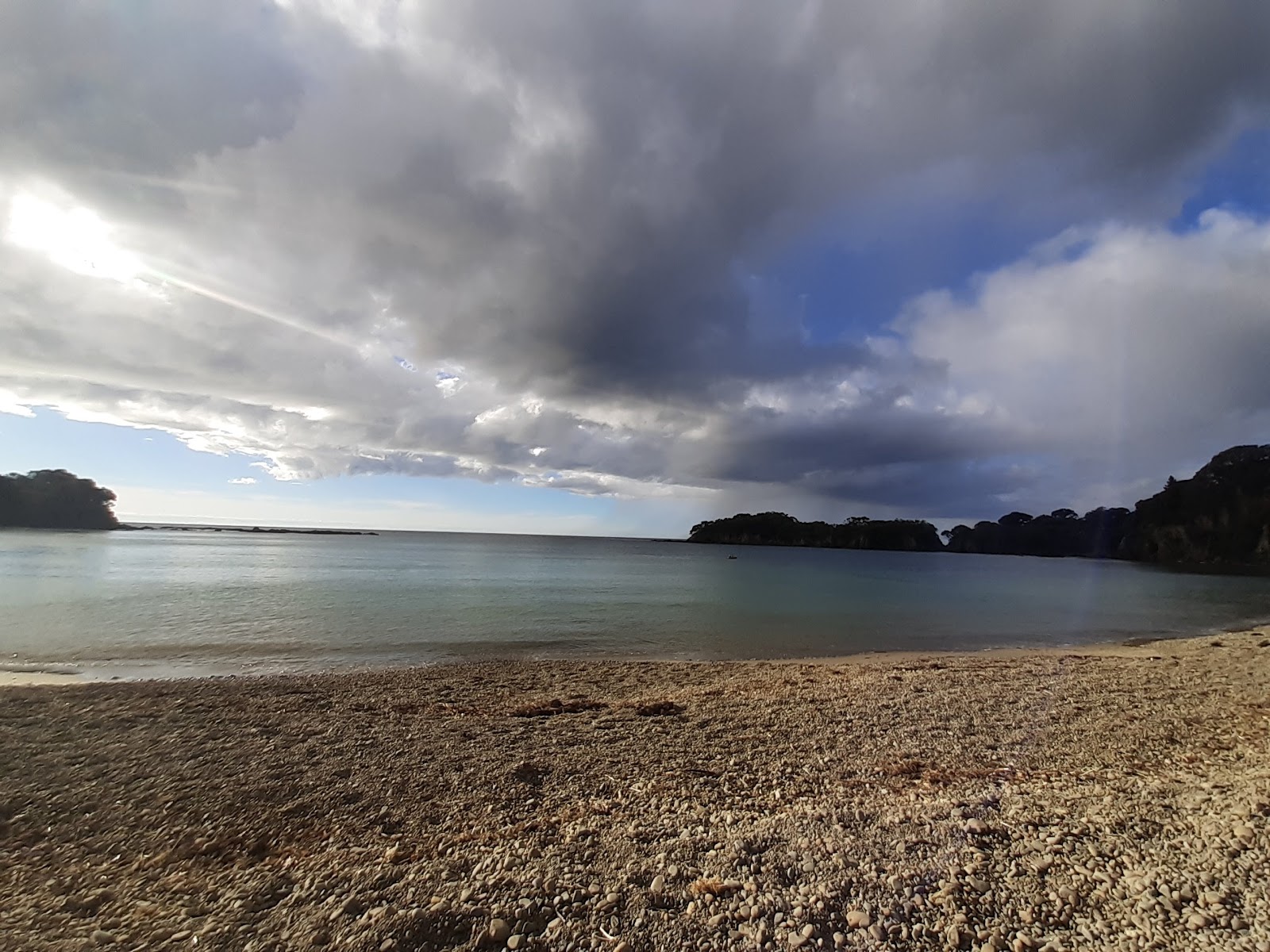 Foto av Maraehako Beach med turkos rent vatten yta