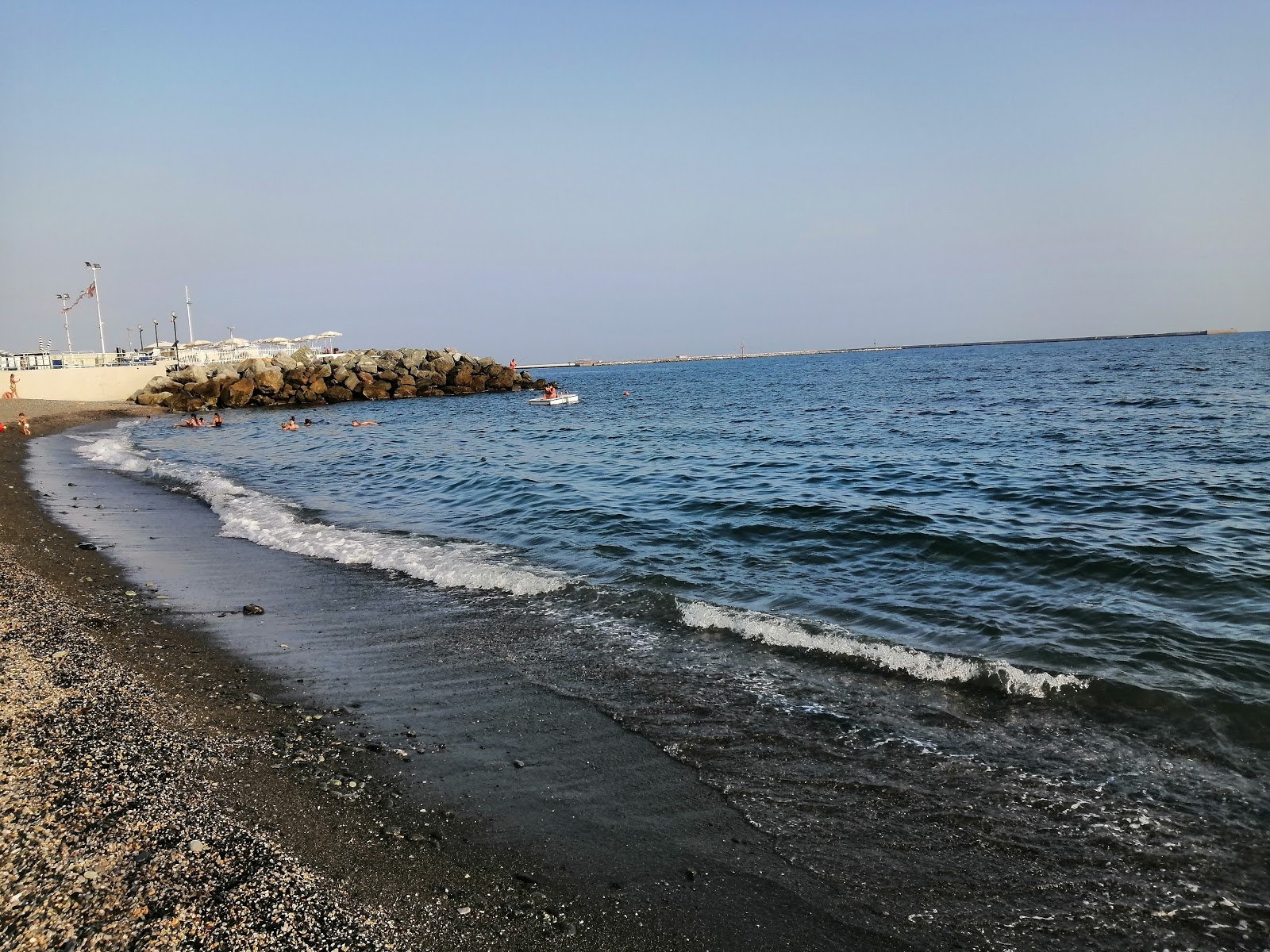 Zdjęcie Pegli Beach poparte klifami