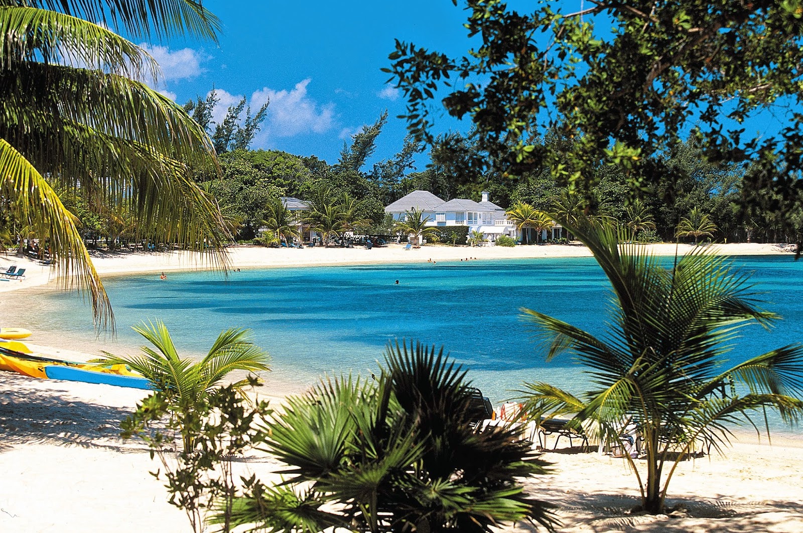 Foto von Half Moon Beach mit heller sand Oberfläche