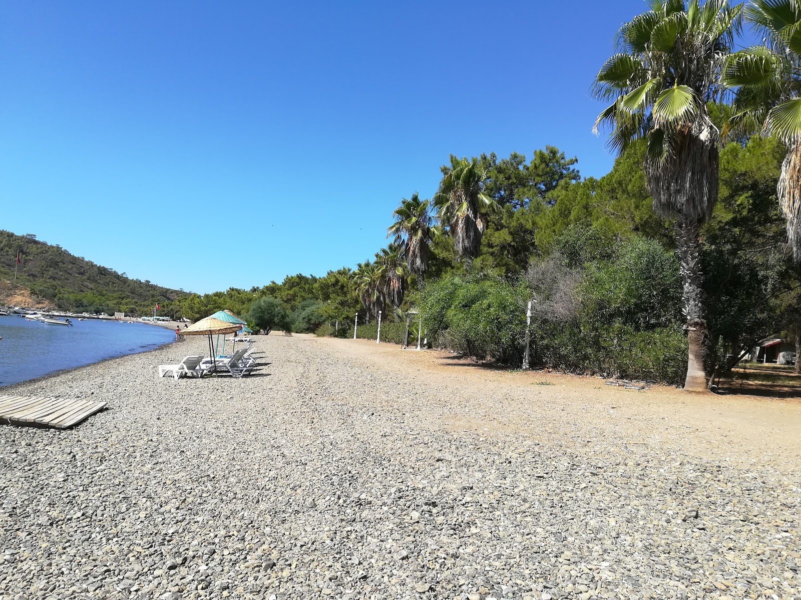 Fotografija Aktur beach III z sivi fini kamenček površino
