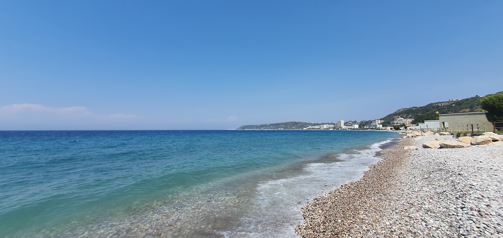 Foto di Ialysos beach II con una superficie del sabbia beige e ciottoli