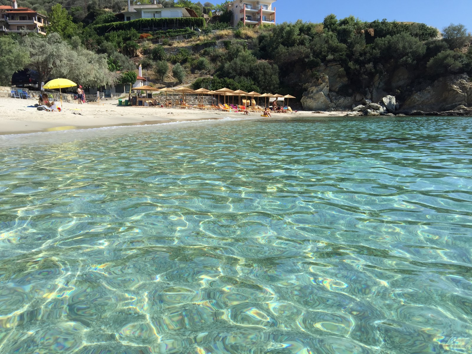 Foto af Klimaki beach bakket op af klipperne