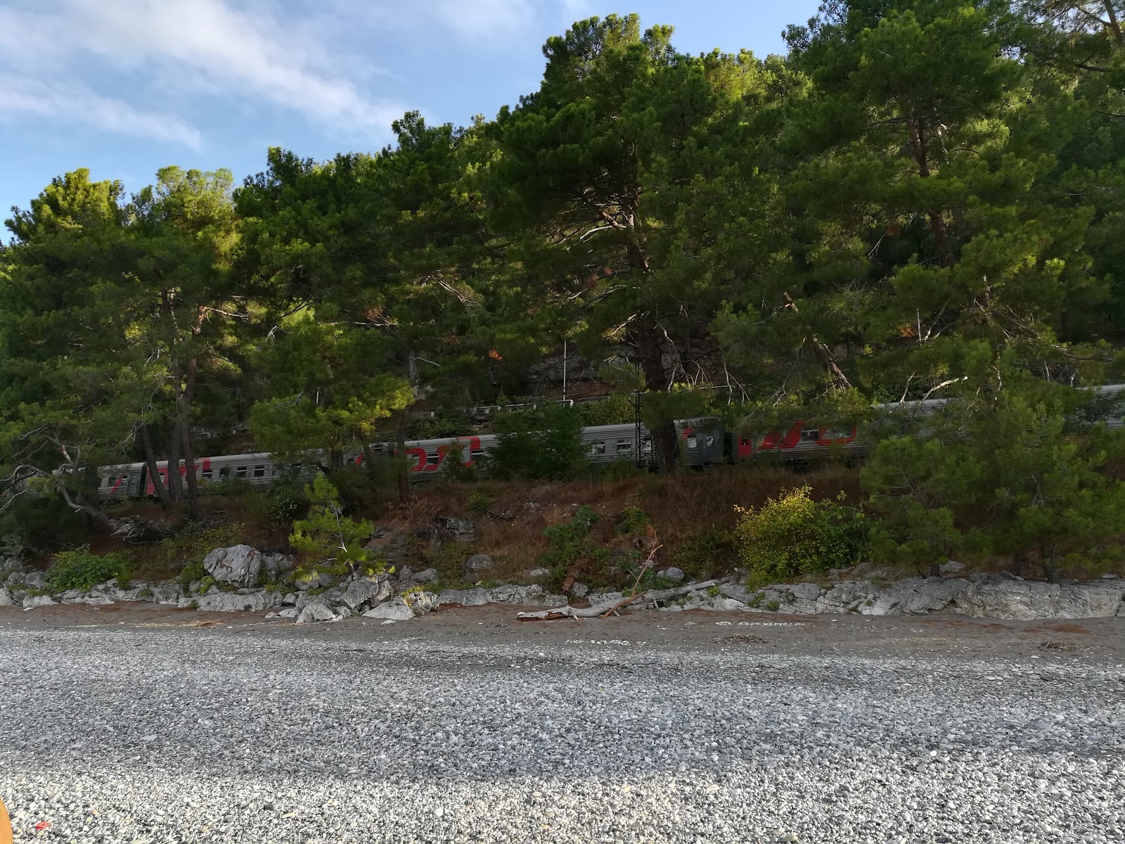 Foto van Solnechnyi beach gelegen in een natuurlijk gebied