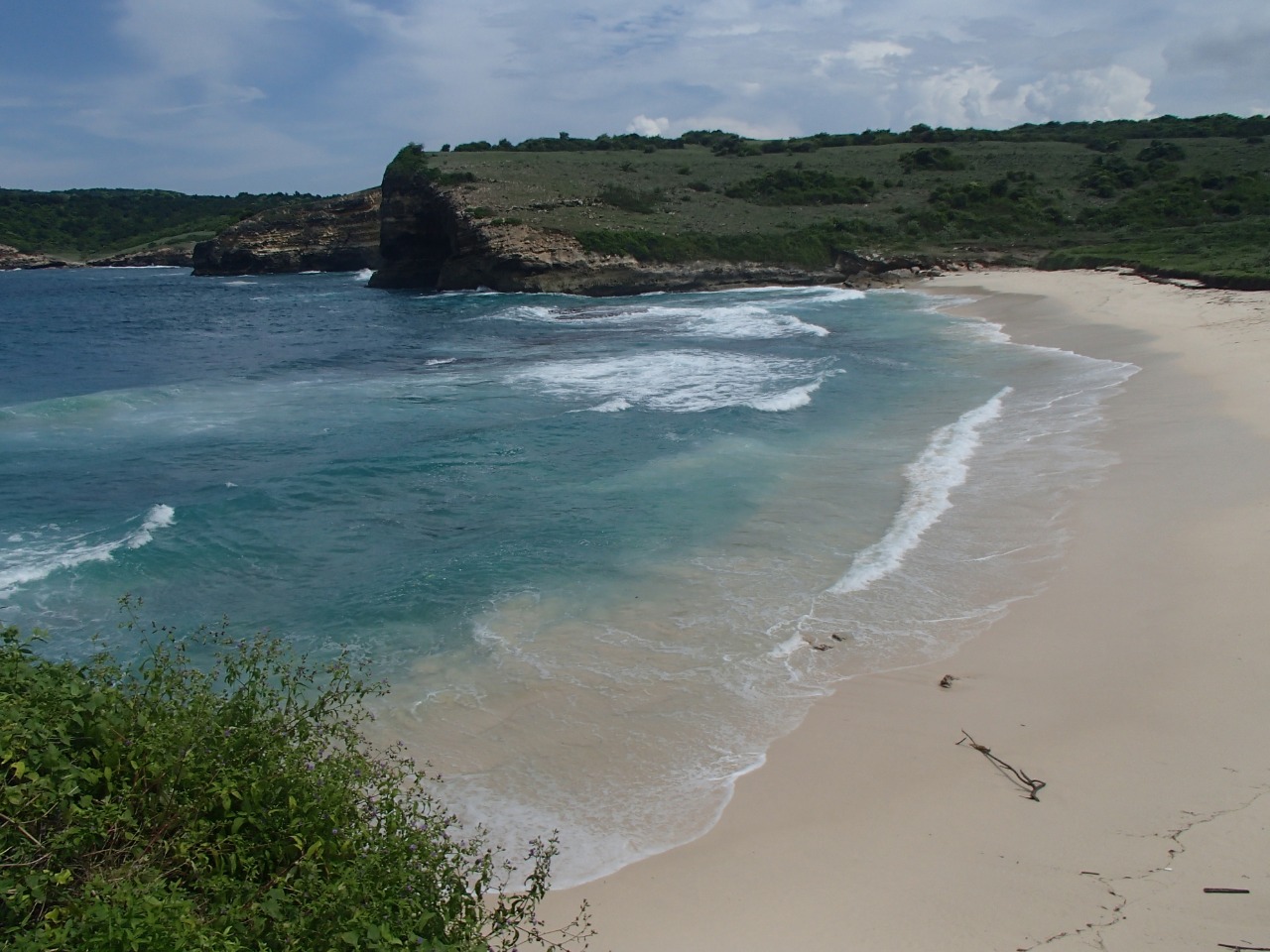 Mankgu Guru Beach'in fotoğrafı uçurumlarla desteklenmiş