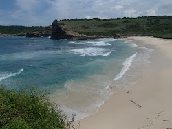 Mankgu Guru Beach'in fotoğrafı uçurumlarla desteklenmiş