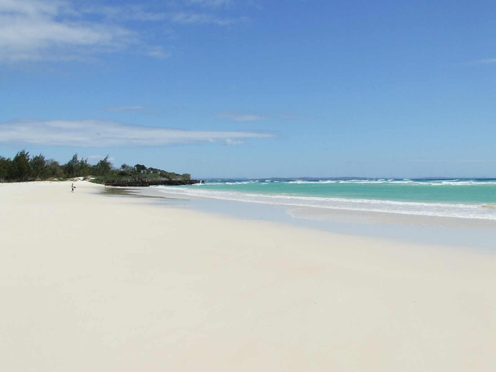Zdjęcie Abakao Beach z powierzchnią jasny, drobny piasek