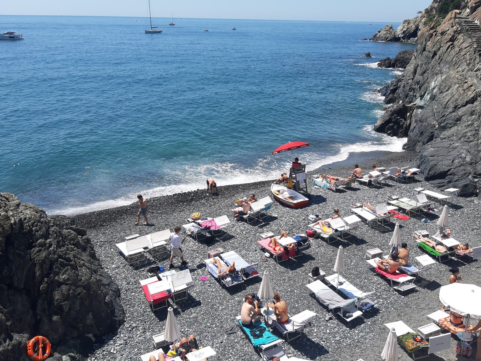 Valokuva Spiaggia Cala Locaista. pinnalla harmaa kivi:n kanssa