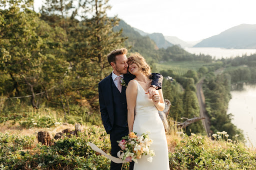 Lauren Miles Photo - Wedding and Elopement Photographer Portland Oregon