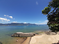 Photo de Praia do Itaguacu protégé par des falaises
