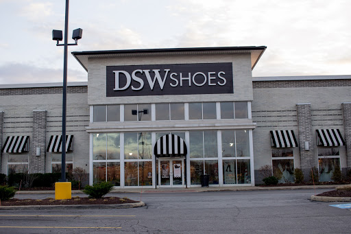 DSW Designer Shoe Warehouse, 4039 Richmond Rd, Warrensville Heights, OH 44122, USA, 