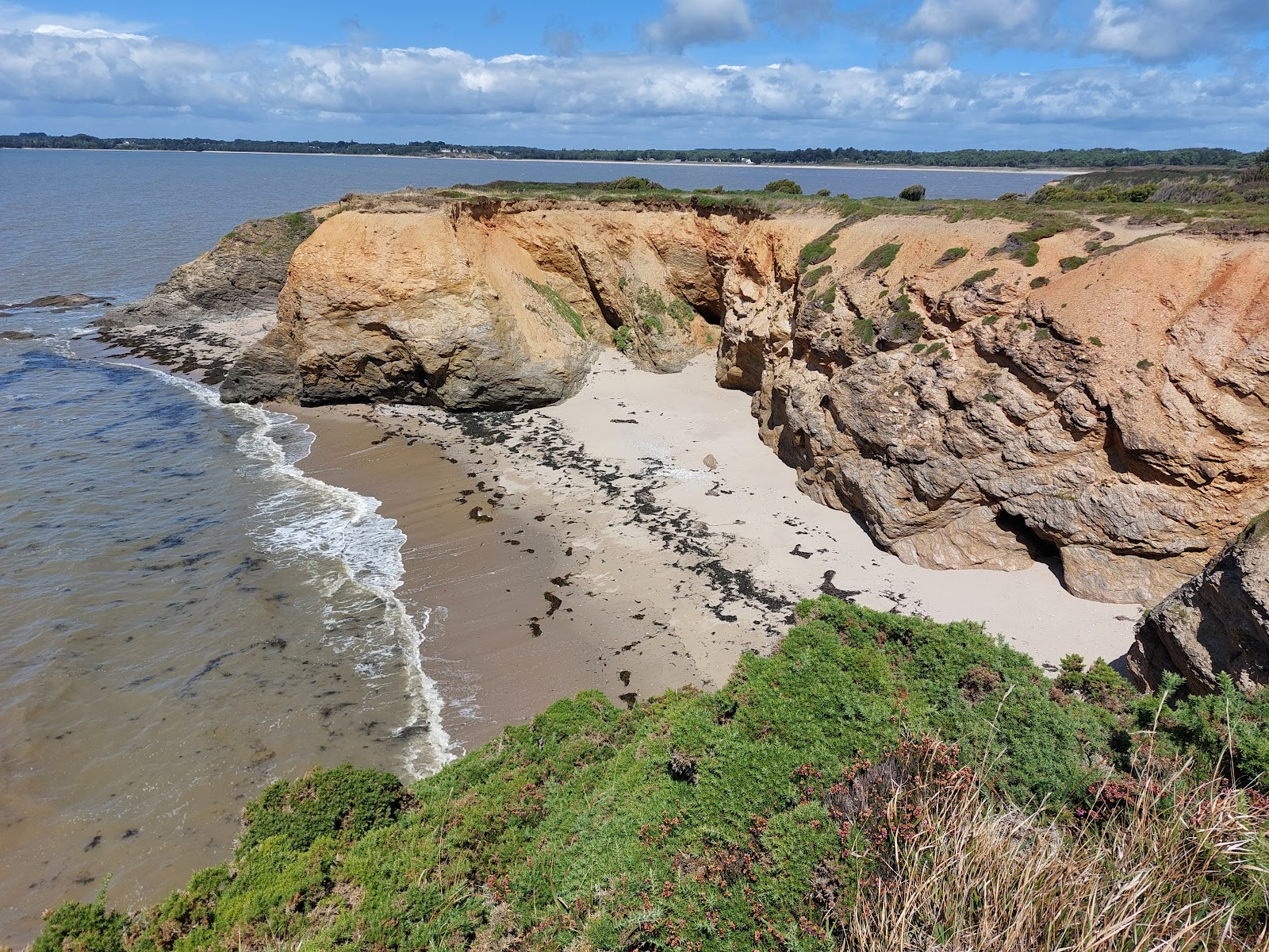 Plage De La Marche Aux Boeufs的照片 带有米色沙子表面