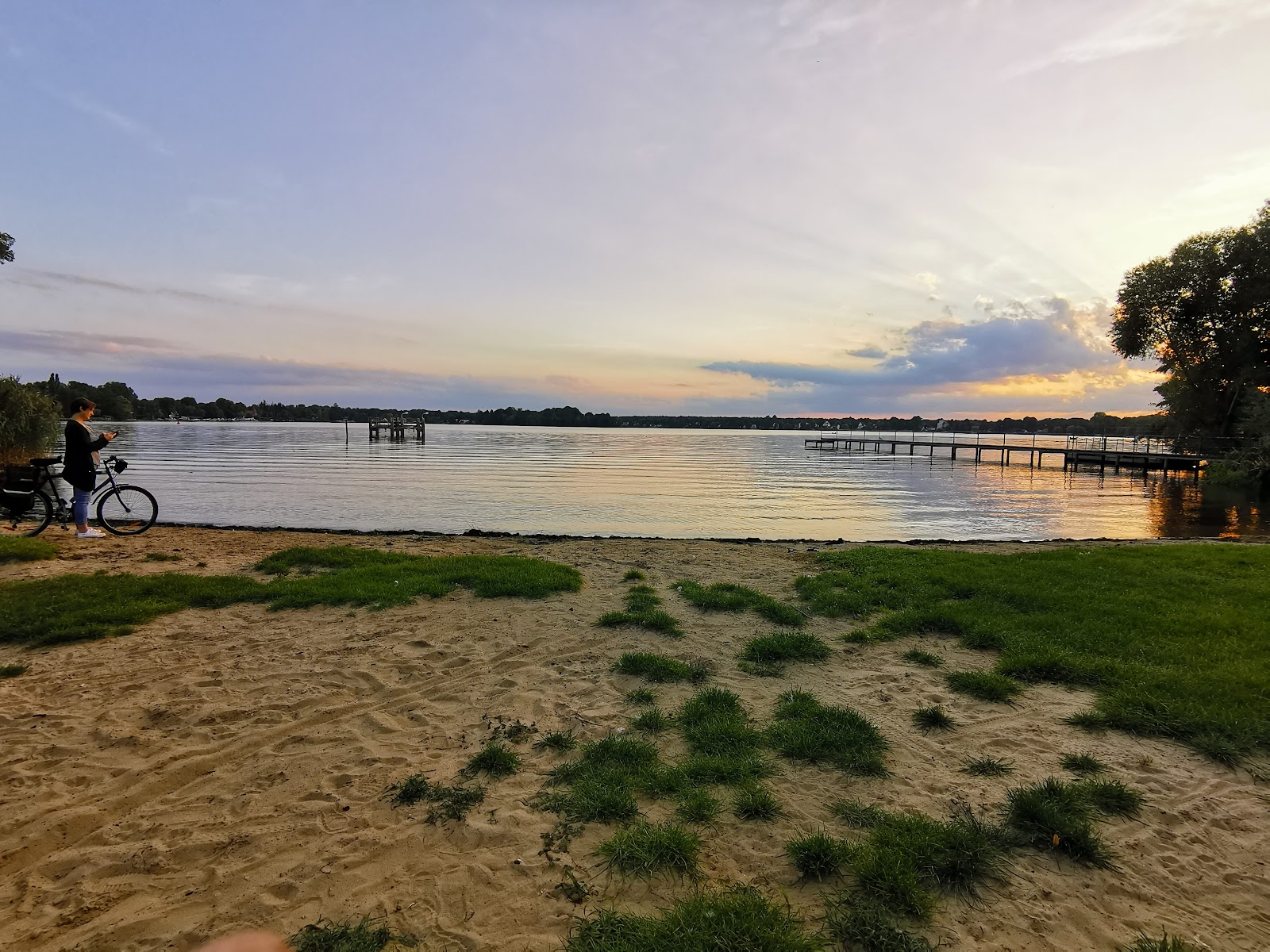 Foto di Erkner Beach con una superficie del erba