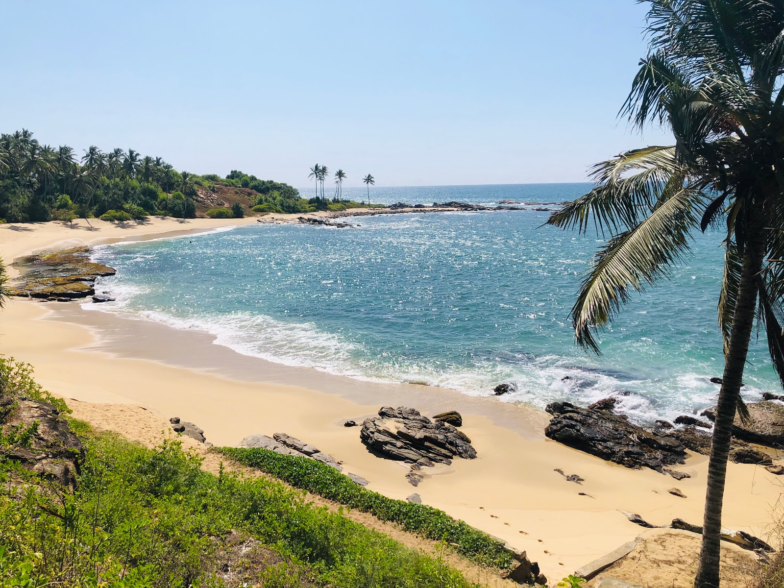 Foto de Ranlakshmi Paradise Beach con agua cristalina superficie