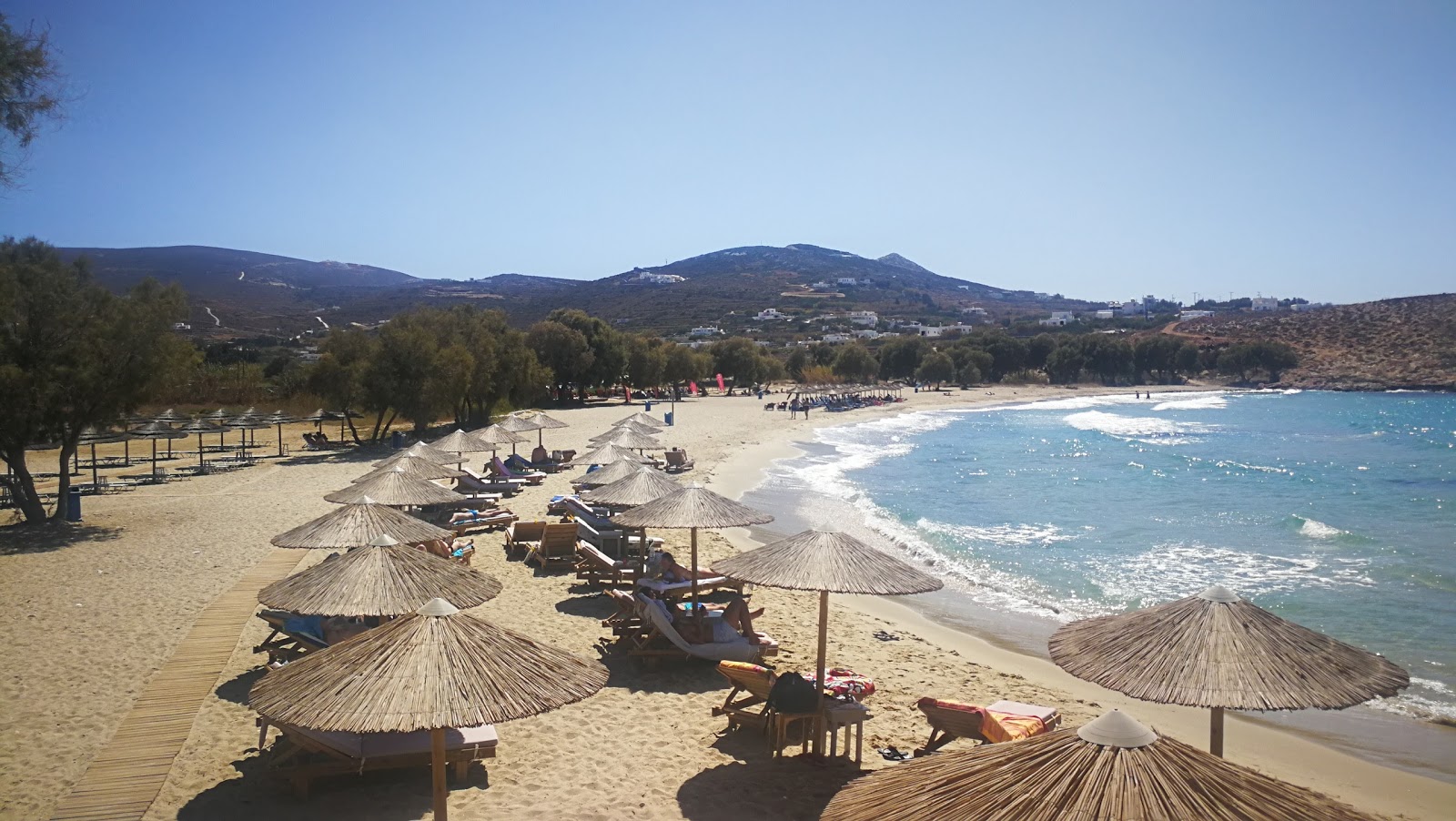 Parasporos beach'in fotoğrafı uçurumlarla desteklenmiş
