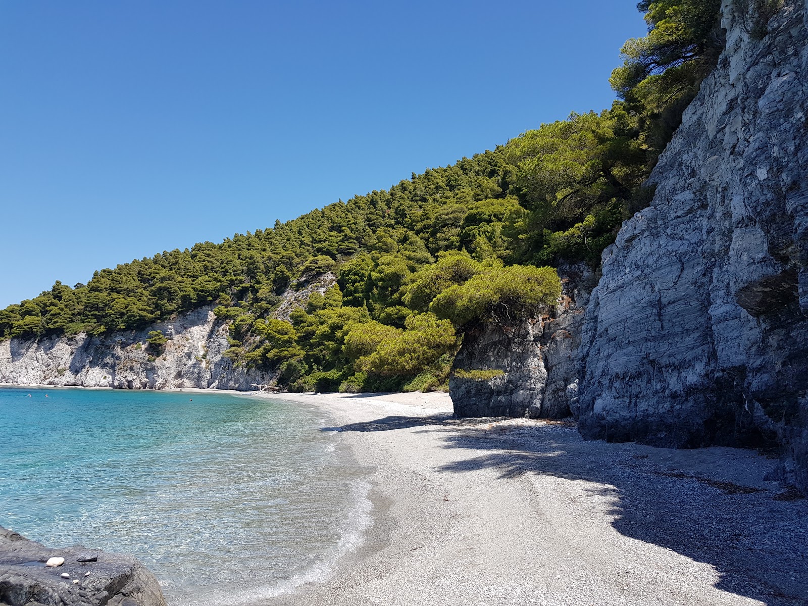 Zdjęcie Skopelos beach z powierzchnią szary drobny kamyk