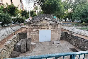 Macedonian Tomb Park image