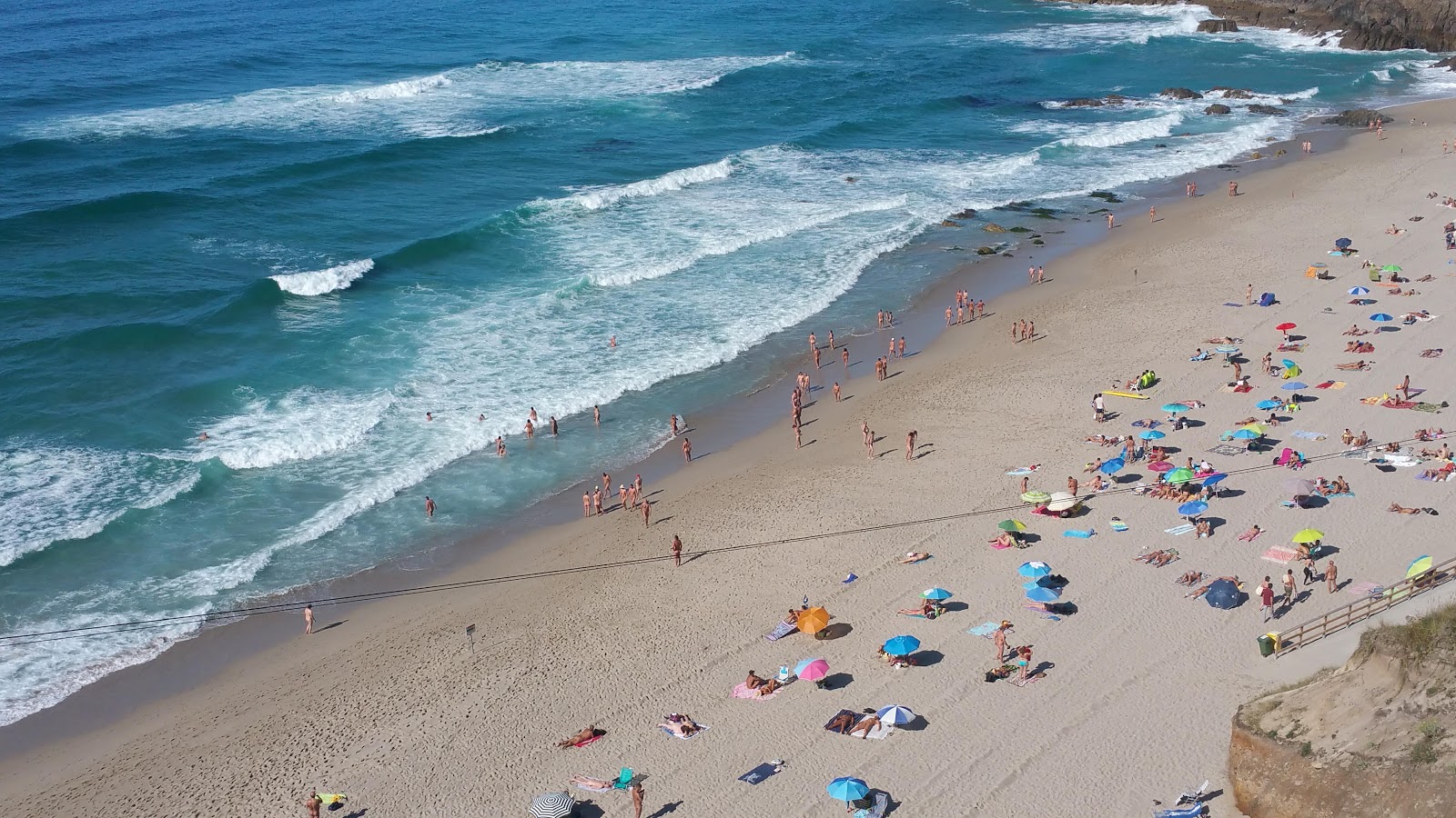 Zdjęcie Praia de Combouzas z powierzchnią turkusowa czysta woda