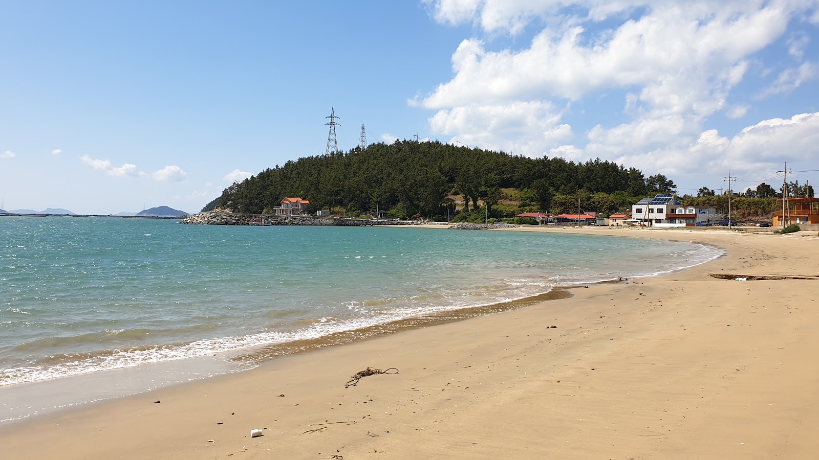 Zdjęcie Jiri Cheongsong Beach z powierzchnią beżowy piasek