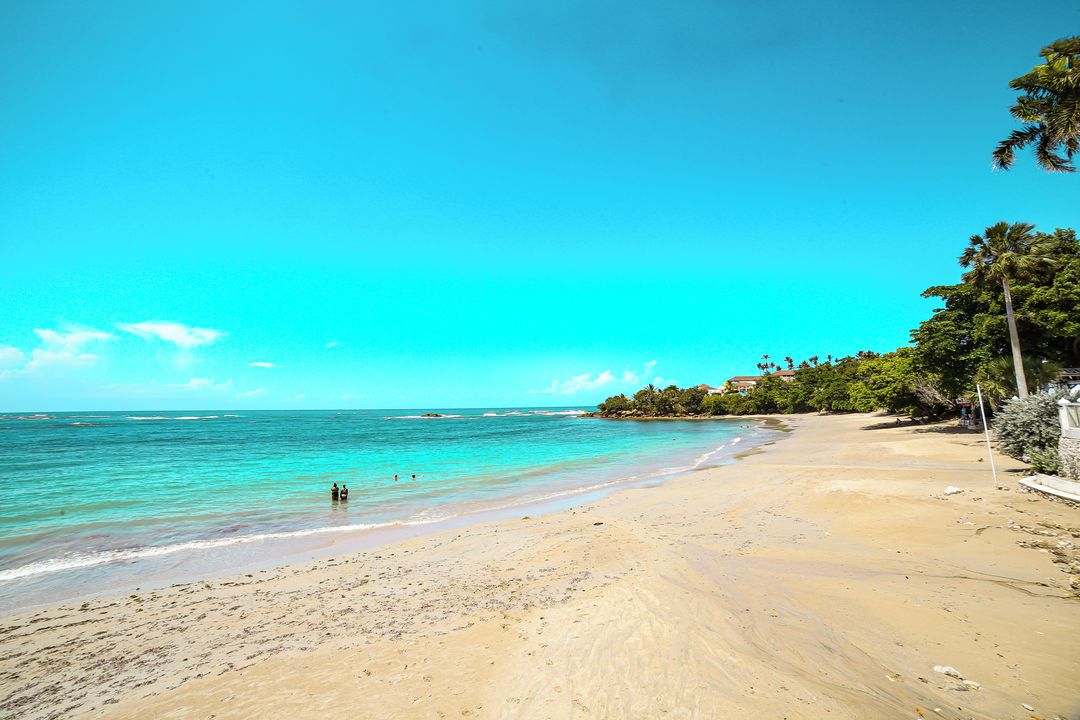 Foto av Playa Cofresi med liten vik
