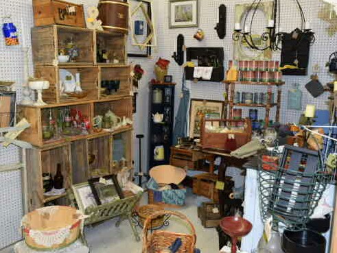 Flea Market «White Elephant Vendors Market», reviews and photos, 8523 Terry Rd, Louisville, KY 40258, USA