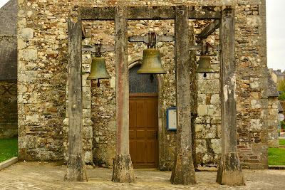 LES TROIS CLOCHES à Plélauff