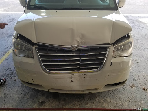 Auto Body Shop «Gray & Wells Collision Center», reviews and photos, 2005 E 10th St, Jeffersonville, IN 47130, USA