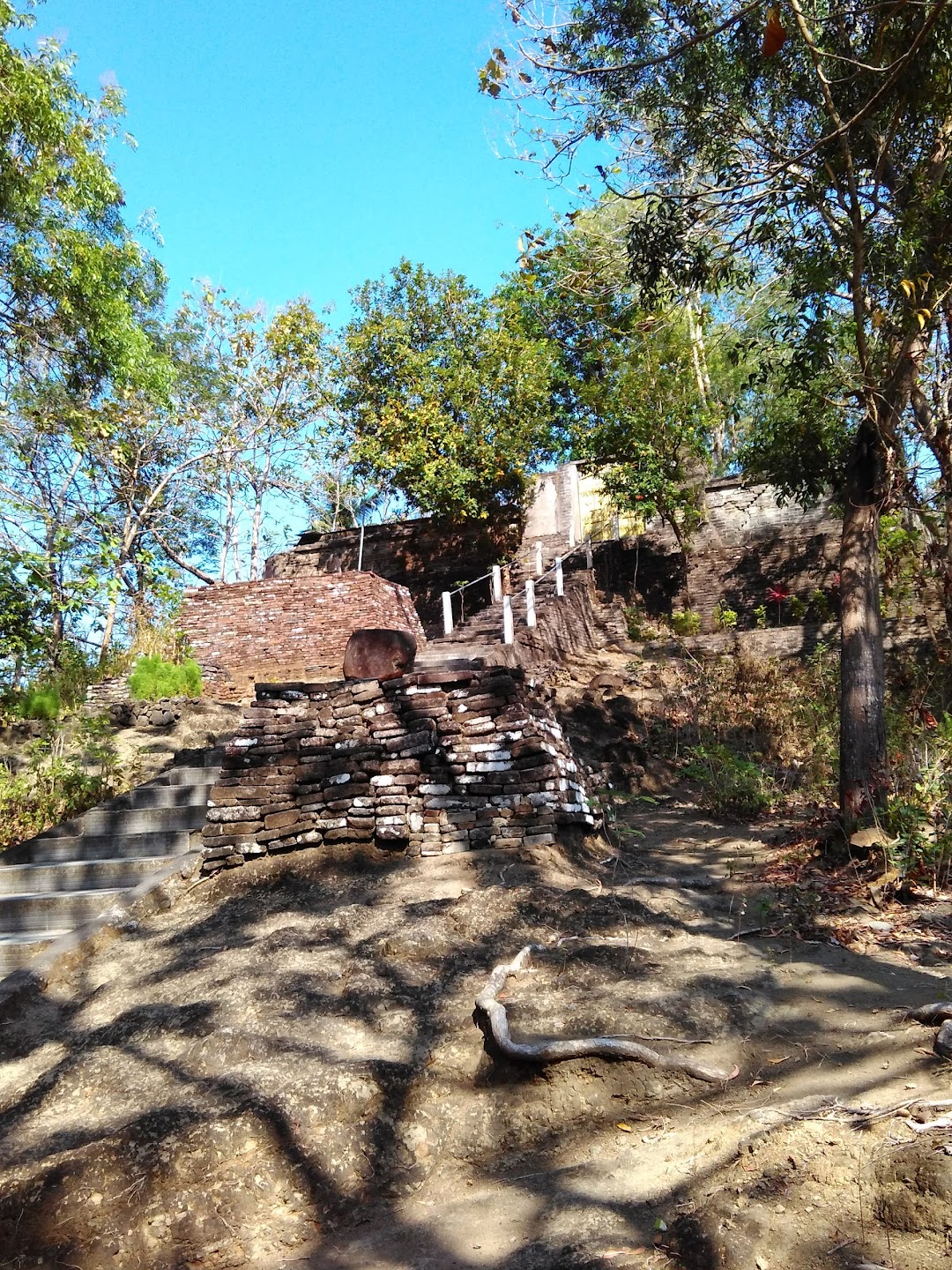 Makam Keramat Giriloyo
