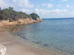 Spiaggia Cala Sambuco'in fotoğrafı dağlarla çevrili