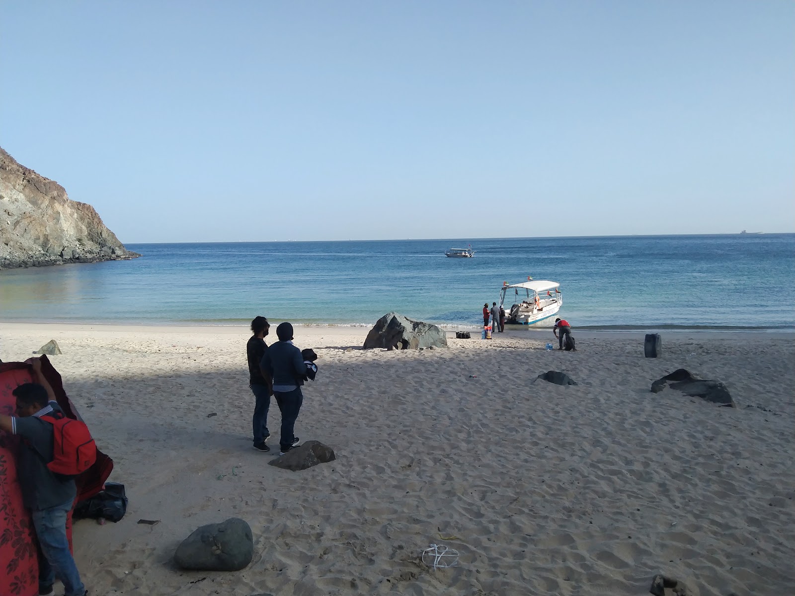 Valokuva AlQalqali beachista. pinnalla turkoosi puhdas vesi:n kanssa
