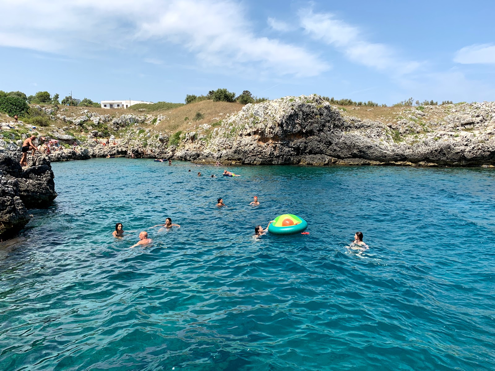 Foto di Porto Russo con una superficie del acqua cristallina