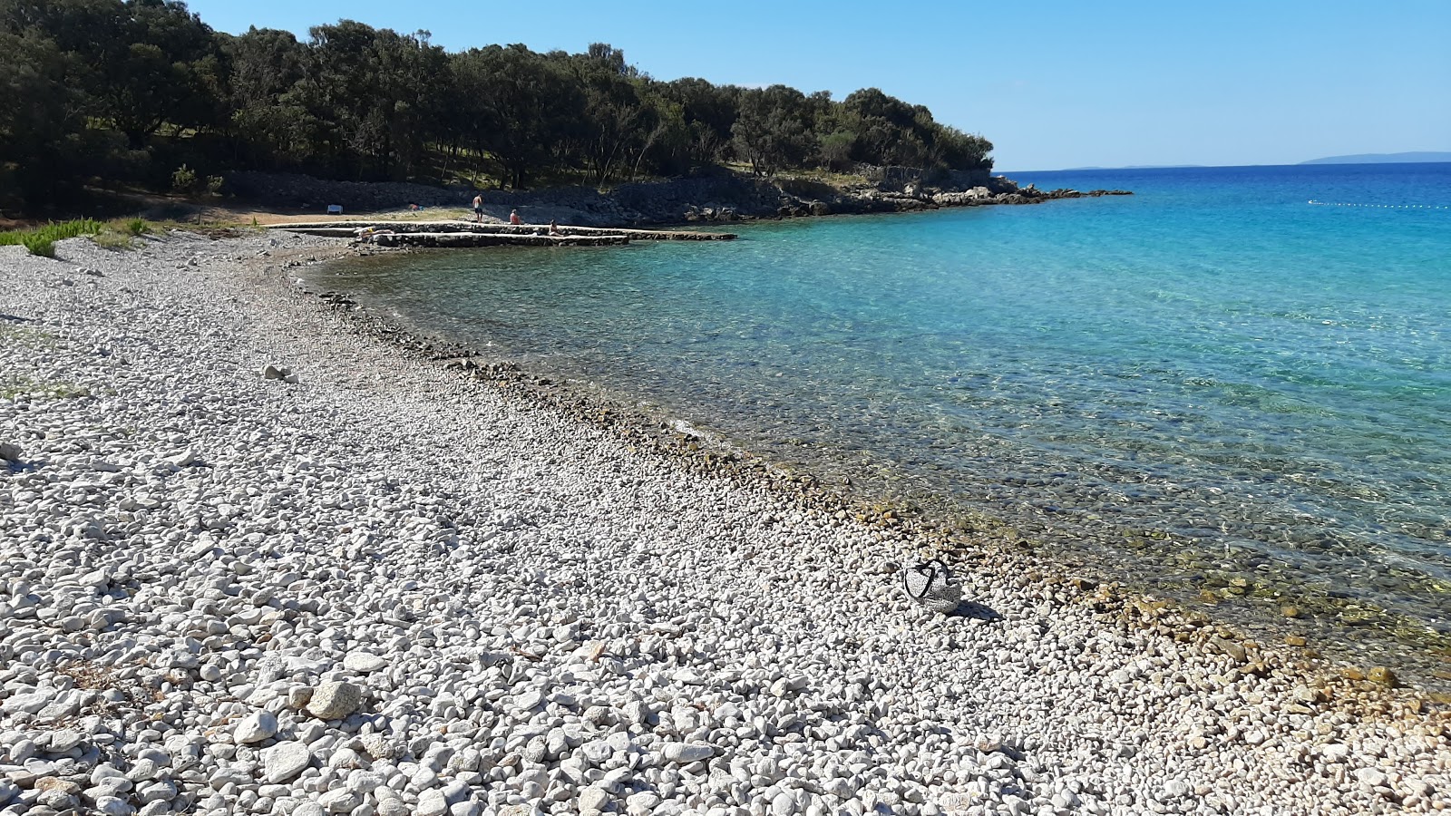 Foto di Slatina Bay II con una superficie del ciottolo leggero